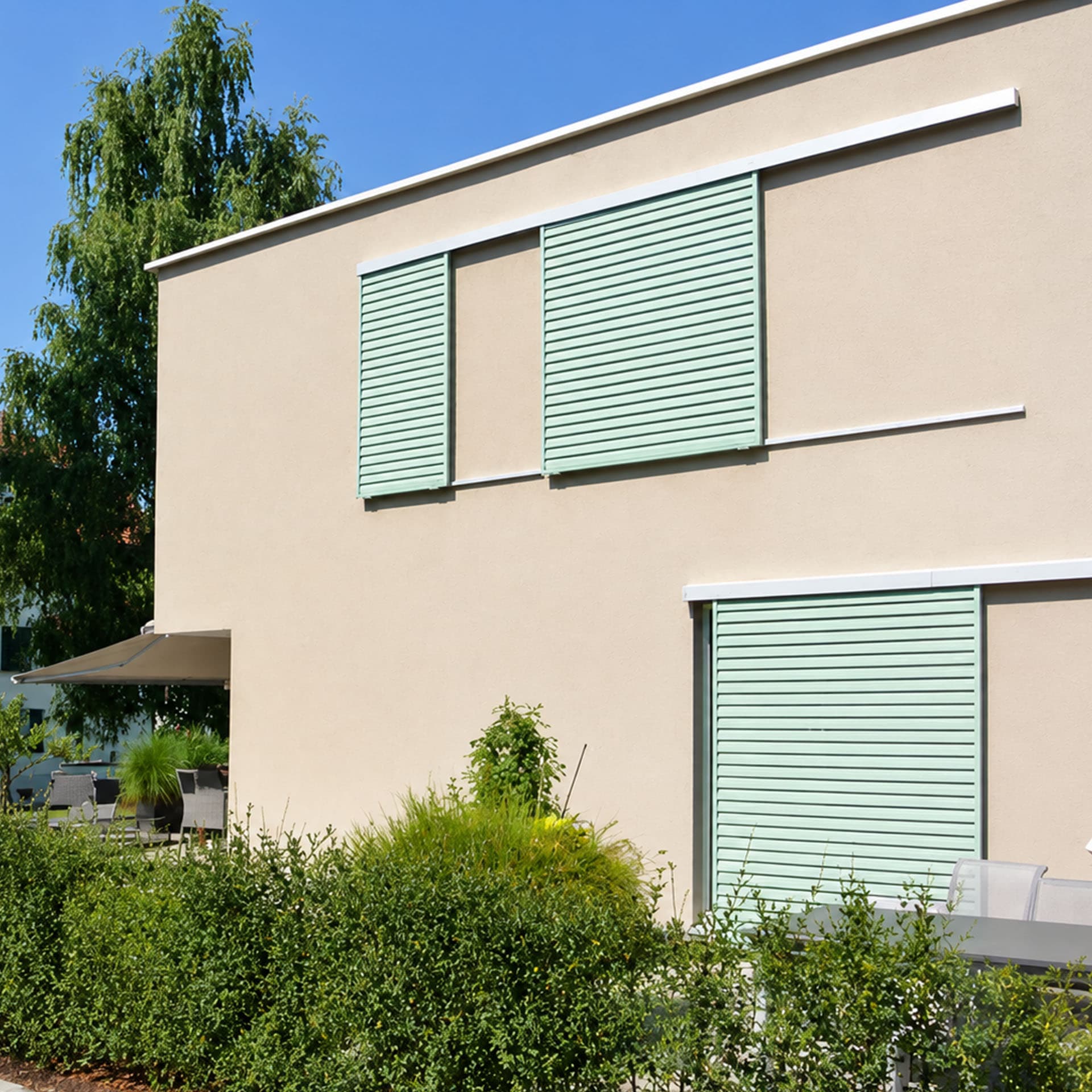 Mehrfamilienblöcke mit bunten Aluminium-Fensterläden