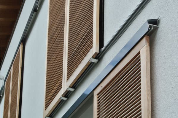 magazin_fensterläden aus holz_Adler_St-Anton-am-Arlberg